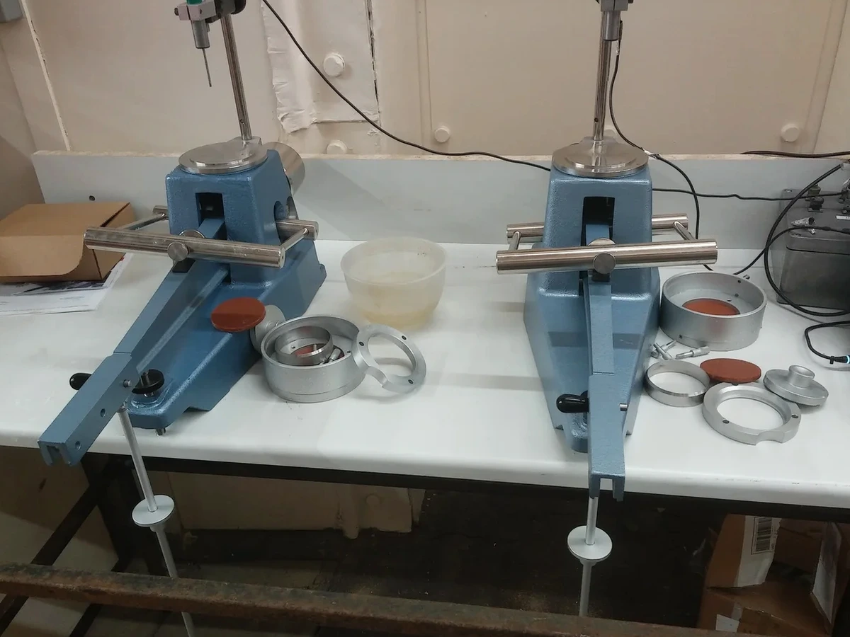 Límites de Atterberg en Buin: Plasticidad del Suelo para Cimentaciones Seguras